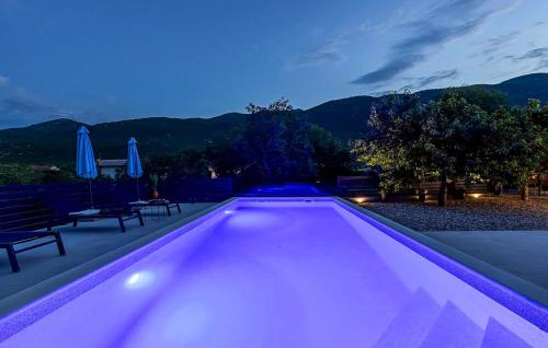 Swimming pool, Pet Friendly Home In Rascane in Rašćane