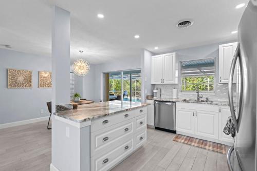 Great Location, Beautiful Home with Heated Pool - Close to Downtown Jensen & Beaches