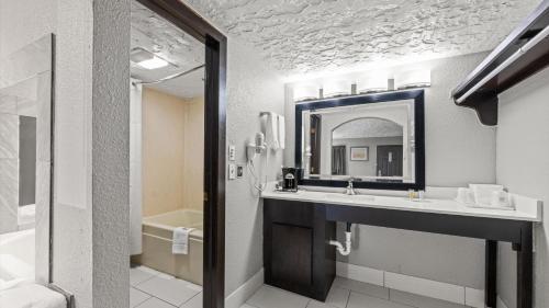 Travelodge Inn & Suites by Wyndham Norman - image 10
