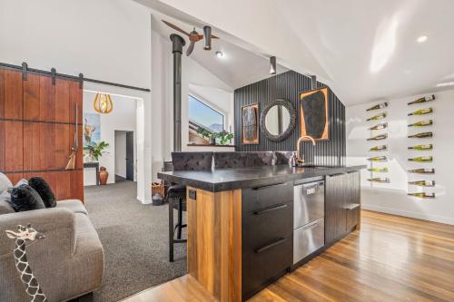 Grand Thorn Retreat with Spa pool - image 8