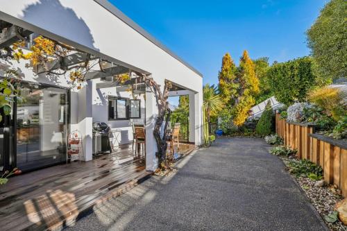 Grand Thorn Retreat with Spa pool - image 7