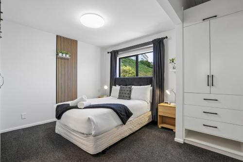Grand Thorn Retreat with Spa pool - image 12