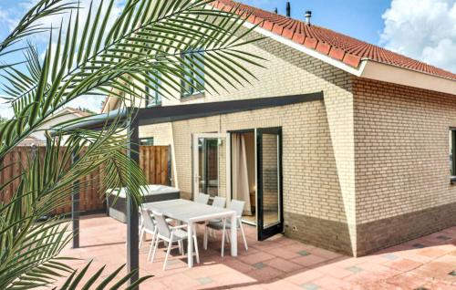 Stunning Home In Stavenisse With Outdoor Swimming Pool – khách sạn tại Stavenisse