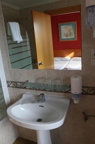 Hostal Cataluña - image 12