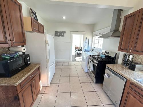 Spacious Family Oasis - Parking & Fenced Yard