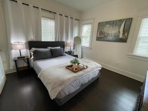 Spacious Family Oasis - Parking & Fenced Yard