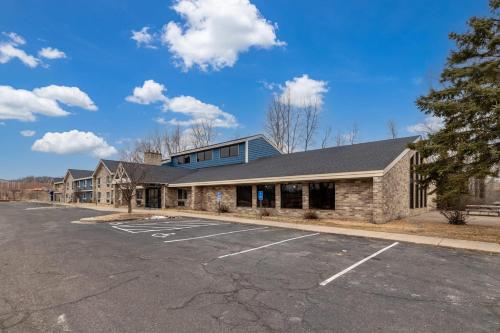 AmericInn by Wyndham White Bear Lake St. Paul