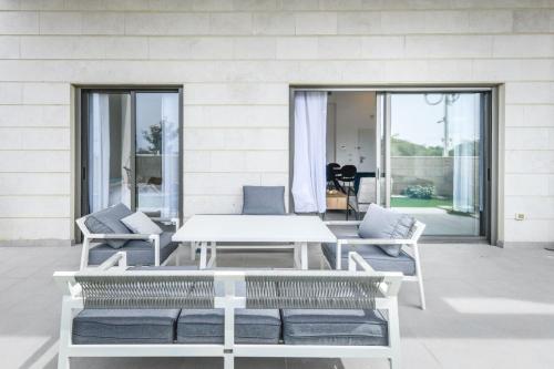 Modern 4BR Garden Apartment with Private Balcony, Naharija
