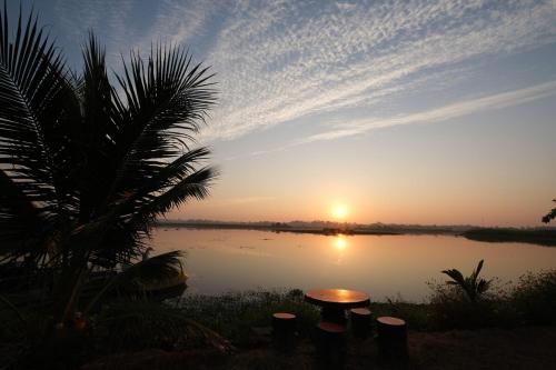 Pao's Baan Suan Home Stay Red Lotus Lakeside 01 – khách sạn tại Kumphawapi