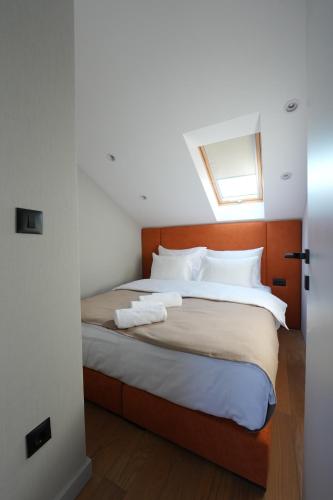 One-Bedroom Loft Apartment with One Queen Bed