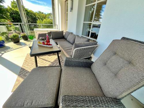 Beste Lage mit Warnowblick - großer Balkon, zwei Schlafzimmer, Aufzug, Stellplatz in Rostock, Deutschland