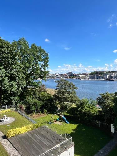Beste Lage mit Warnowblick - großer Balkon, zwei Schlafzimmer, Aufzug, Stellplatz in Rostock, Deutschland