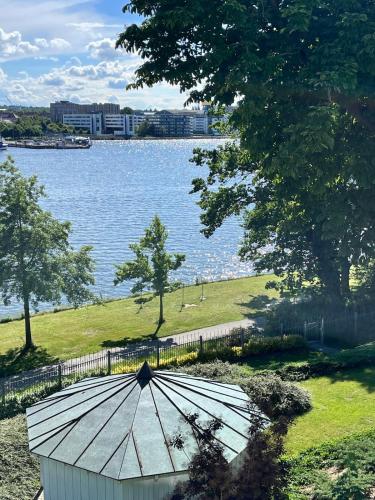 Beste Lage mit Warnowblick - großer Balkon, zwei Schlafzimmer, Aufzug, Stellplatz in Rostock, Deutschland