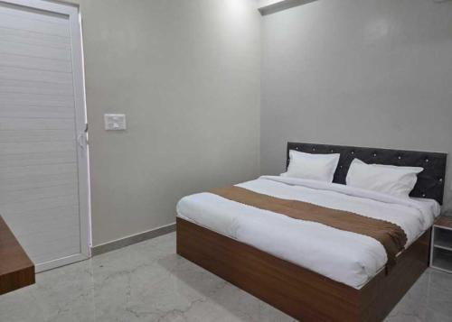 Townhouse IIM Lucknow Formerly Lexa Grand – khách sạn tại Raipur