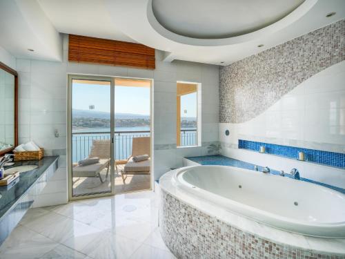 ห้องน้ำ, Thalassa Boutique Hotel & Spa – Adults Only in เปเยีย