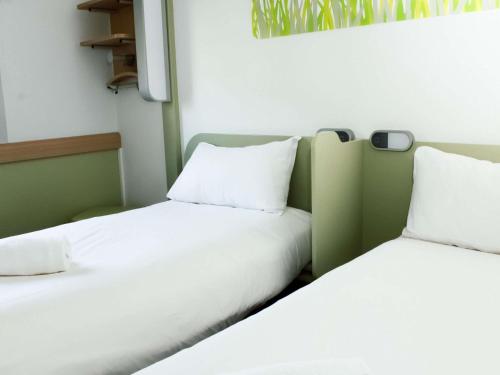 2 twin beds