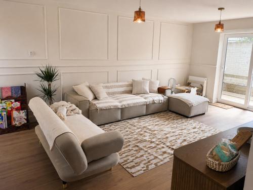 Modern Gated House and Secure Parking & Patio