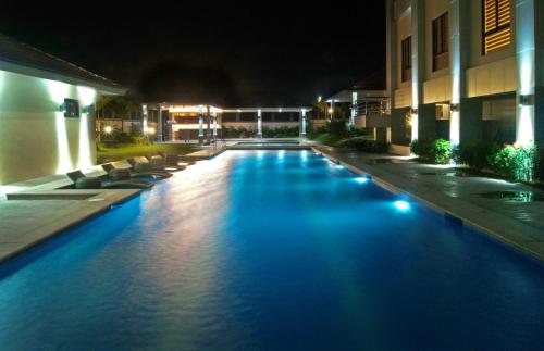 Swimmingpool, Hotel Monticello near Ayala Malls Serin