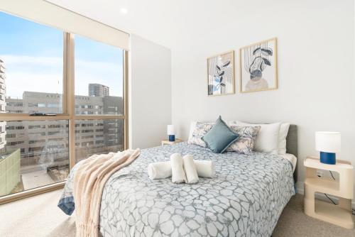 Stylish 2BR near Hospital with Gym Pool n Parking - image 4