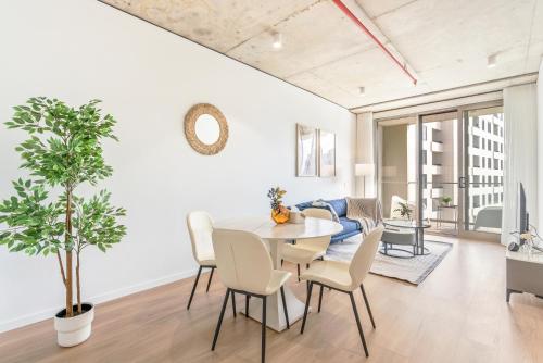 Stylish 2BR near Hospital with Gym Pool n Parking - image 3