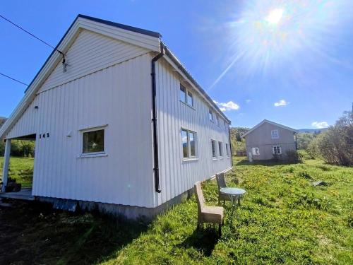 . Fjord-view traditional Nordic stay in Sørfold