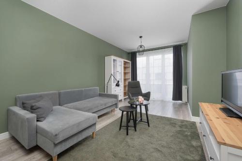 Cozy Apartment with a Balcony Near Parks and the Partynice Racetrack by Noclegi Renters – khách sạn tại Partynice