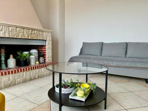 Lemon & Light Bright Apartment with View and Fireplace in 奧伊卡里阿