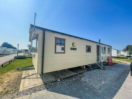 Homely 8 Berth Caravan In Essex, At Steeple Bay Ref 36046E gîte à louer Mayland