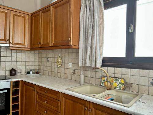 Lemon & Light Bright Apartment with View and Fireplace in 奧伊卡里阿