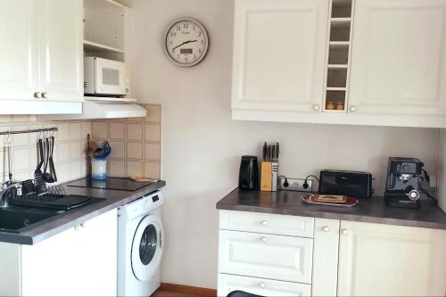 Sea view flat with pool & parking in Six-Fours - image 5