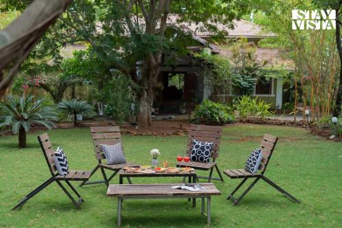 Skats, StayVista at Laburnum House with BBQ & Bonfire in Vikramgad