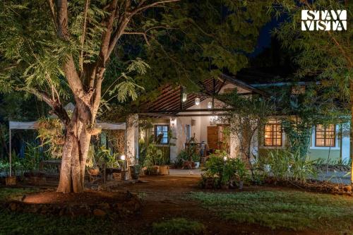 Viesnīcas āriene, StayVista at Laburnum House with BBQ & Bonfire in Vikramgad