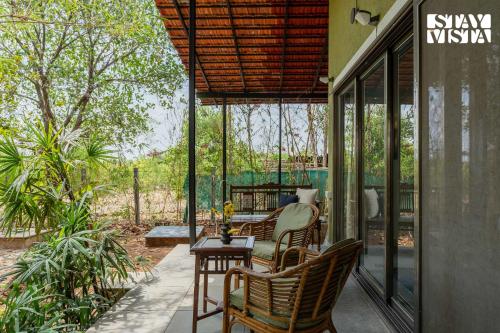 Iekārtas, StayVista at Laburnum House with BBQ & Bonfire in Vikramgad