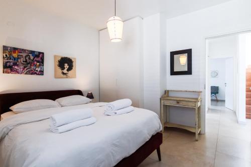 Miklat Chic Spacious Penthouse Terrace By Feelhome - image 3