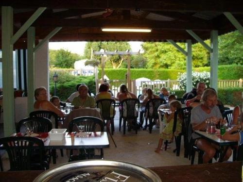 Camping 4 étoiles - Piscine - ccbgeia (Camping 4 etoiles - Piscine - ccbgeia) in Montrigaud