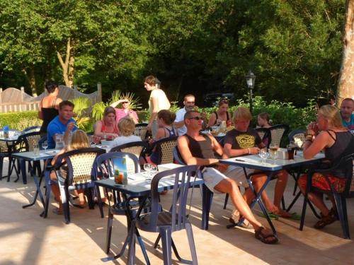 Camping 4 étoiles - Piscine - ccbgeia (Camping 4 etoiles - Piscine - ccbgeia) in Montrigaud