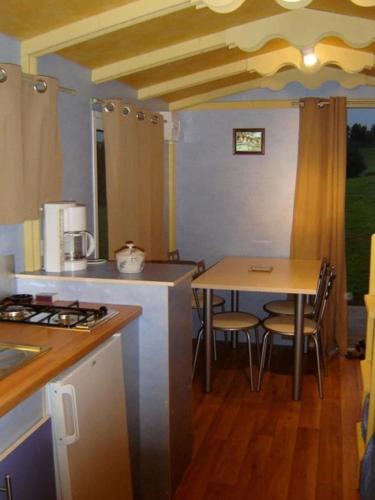 Camping 4 étoiles - Piscine - ccbgeia (Camping 4 etoiles - Piscine - ccbgeia) in Montrigaud