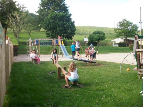 Camping 4 étoiles - Piscine - ccbgeia (Camping 4 etoiles - Piscine - ccbgeia) in Montrigaud