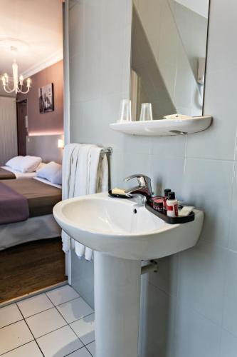 Modern Hotel - image 14