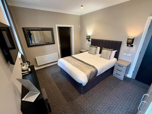 The Raven Hotel 4
