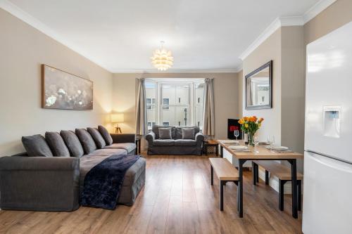 Two Central Brighton Apartments Together - Sleeps 12 - 4 King Beds – khách sạn tại Bo Songbo Bien