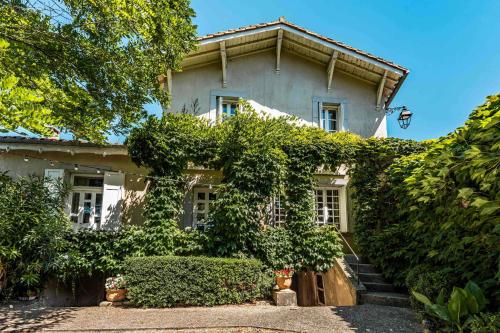 Prestigious winegrowers villa - pool and riverside in Capendu