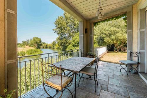 Prestigious winegrowers villa - pool and riverside in Capendu