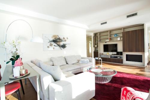 Executive Penthouse Como Condo - Tap to explore photos