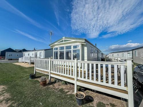Modern Caravan With Wifi At St Osyth Beach Holiday Park In Essex Ref 28010kv - Clacton-on-Sea