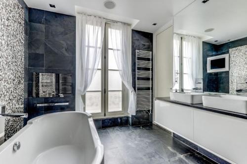 Luxury Apartment with Private Sauna & Jacuzzi in Edgewater (NJ)