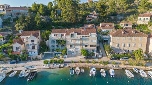 Villa Miravala Apartment Zlata Luka – khách sạn tại Lozisca