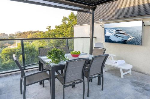 ระเบียง/ชานเรือน, Margalit Luxury Beach Suite - Heated Pool, Jacuzzi, Sauna & BBQ in นาฮารียา