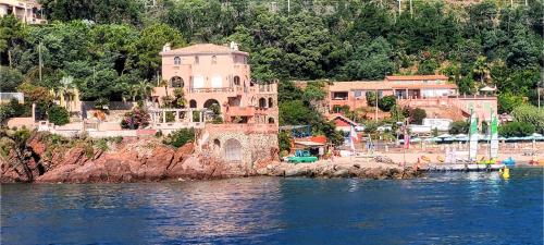 Villa de prestige en bord de mer dans la baie de Cannes