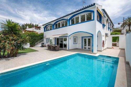 27 - Villa 2 etages avec ascensseur a Nueva Andalucia Marbella